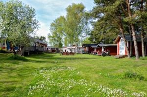 a yard with a group of houses and flowers at Strandbergs Stugor in Mariehamn