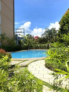 una piscina frente a un edificio en Cozy Studio with pool, en Puerto Princesa City