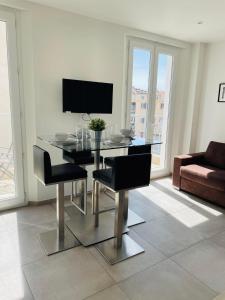 a dining table and chairs in a living room at Appartement port de Sanary in Sanary-sur-Mer