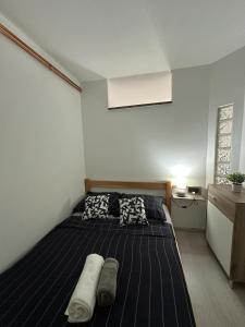 um quarto com uma cama com duas almofadas em Apartman ZEN em Popovača