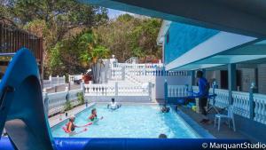 a group of children playing in a swimming pool at REVE BLEU Ecrin bleu in Le Diamant