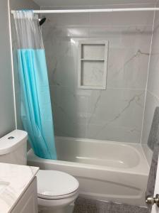 Koupelna v ubytování Brand New, cozy 2 Bdrm Bsmnt Apt
