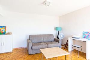 salon z kanapą i stołem w obiekcie Barri furnished flat w Cagnes-sur-Mer