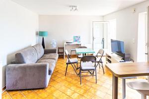 een woonkamer met een bank en een tafel bij Barri furnished flat in Cagnes-sur-Mer