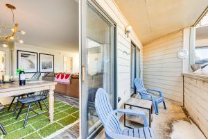 weranda z niebieskimi krzesłami i stołem w obiekcie Fraser Condo with Ski Shuttle and Resort Amenities! w mieście Fraser