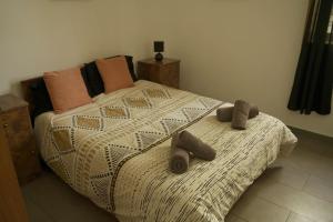 Katil atau katil-katil dalam bilik di Esperjenza Apartment St Julians