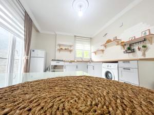 Kuchyň nebo kuchyňský kout v ubytování Doğadaki Büyük Eviniz Suit Apart 2+1
