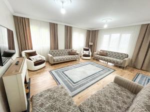 Posezení v ubytování Doğadaki Büyük Eviniz Suit Apart 2+1