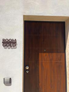 une porte menant à un bâtiment muni d'un panneau doré. dans l'établissement B&B Melissa, à Noto