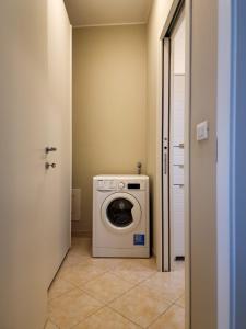 サンレモにあるVenere - Sanremo Apartmentsの洗濯機付きのランドリールーム