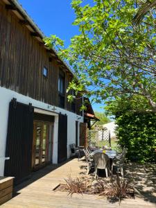un patio con tavolo e sedie accanto a un edificio di Grand gîte Gastes a Gastes