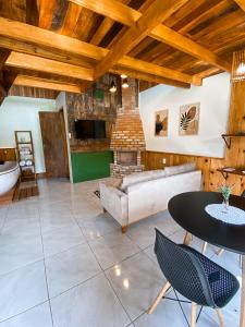 烏魯比西的住宿－Pousada Rural Pavão，客厅配有沙发和桌子