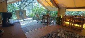 Una habitación con una tienda con una mesa. en Tente safari au Pont du Gard, en Vers Pont du Gard