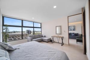 Ένα ή περισσότερα κρεβάτια σε δωμάτιο στο BALTIA Luxurious One Bedroom Ap +19 φωτογραφίες