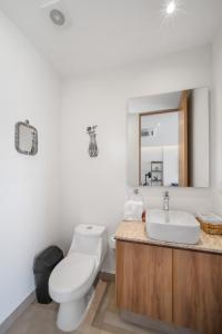 Ένα μπάνιο στο BALTIA Luxurious One Bedroom Ap