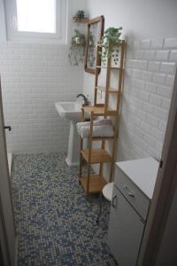 une salle de bain avec un lavabo et une échelle porte-serviettes dans l'établissement GITE chez mamie - 7 personnes A SAINTE LIVRADE SUR LOT, à Sainte-Livrade-sur-Lot 9 autres photos