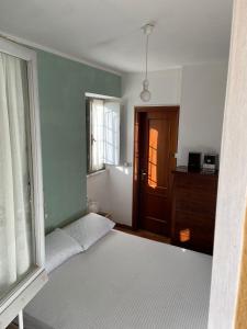 een kamer met een bed, een raam en een deur bij COME a CASA TUA - LAVAGNA in Lavagna