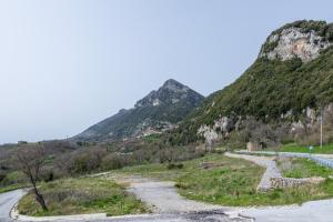Rifugio dell'Amore e Pace في Magliano Vetere: طريق جبلي فيه جبل