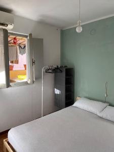 sypialnia z łóżkiem i oknem w obiekcie COME a CASA TUA - LAVAGNA w mieście Lavagna