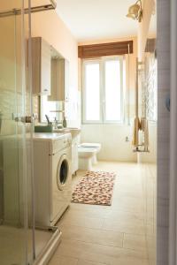 uma casa de banho com uma máquina de lavar roupa e um WC em Rifugio dell'Amore e Pace em Magliano Vetere