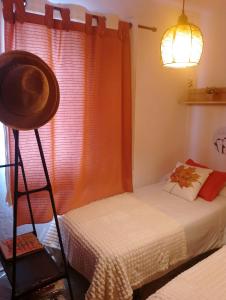 - une petite chambre avec 2 lits et une fenêtre dans l'établissement Casa Refugio Entre Pinos y Romeros, à Mogente