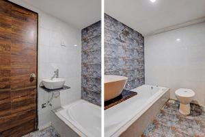 Hotel Ocean Inn Near Delhi Airport في نيودلهي: حمام مع حوض ومرحاض ومغسلة