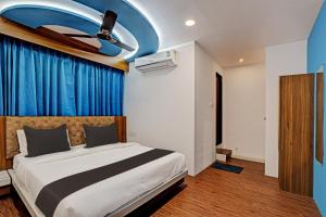 - une chambre avec un lit et un ventilateur de plafond dans l'établissement Hotel Ocean Inn Near Delhi Airport, à New Delhi