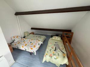 En eller flere senge i et værelse på Genna lila