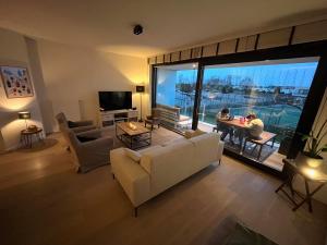 een woonkamer met twee personen aan een tafel bij Ruim en modern appartement ideaal gelegen tussen zee en jachthaven in Nieuwpoort