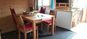 una mesa de madera y sillas en una habitación en Ferienwohnung Baumert en Prien am Chiemsee
