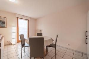 Mionnaz furnished flat في Epagny Metz-Tessy: غرفة طعام مع طاولة وكراسي