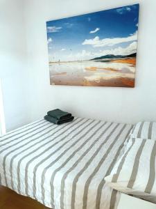 Schlafzimmer mit einem Bett mit Wandgemälde in der Unterkunft Casa Adosada Bel Andalus in Estepona