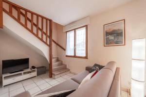 Mionnaz furnished flat في Epagny Metz-Tessy: غرفة معيشة مع أريكة وتلفزيون
