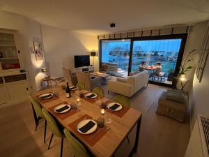 een woonkamer met een eettafel en een woonkamer bij Ruim en modern appartement ideaal gelegen tussen zee en jachthaven in Nieuwpoort