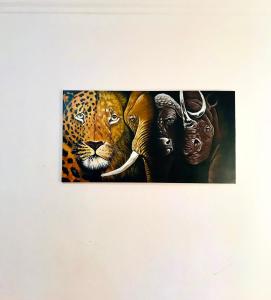 un dipinto di un gruppo di animali su un muro di COZY NYUMBA ad Arusha
