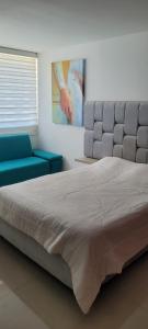 1 dormitorio con 1 cama grande y 1 sofá en Habitaciones Festival Vallenato en Valledupar