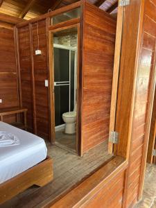1 dormitorio con baño y aseo. en HOTEL RM en Nuquí