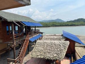 HOTEL RM في نوكوي: مجموعة طاولات على قارب على نهر