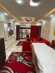een woonkamer met een bed en een bank bij سيدي بشر in Alexandrië