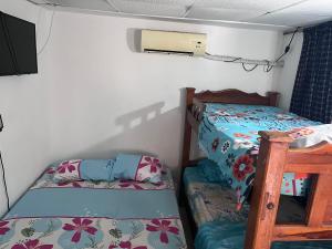 um quarto com 2 camas e um beliche em Apartamento en Cartagena em Cartagena das Índias