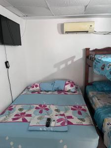 sypialnia z dwoma łóżkami i telewizorem na ścianie w obiekcie Apartamento en Cartagena w mieście Cartagena de Indias
