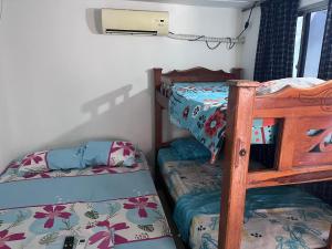 2 łóżka piętrowe w małym pokoju z: w obiekcie Apartamento en Cartagena w mieście Cartagena de Indias