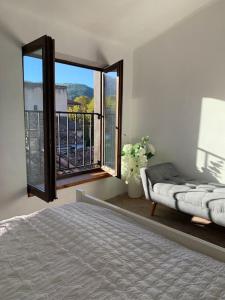 1 dormitorio con cama y ventana grande en La bergerie en Quillan