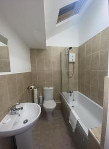 y baño con lavabo, aseo y bañera. en Button Street by UStay Aparthotels, en Liverpool