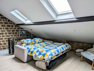STUDIO COPENHAGUE - Confort et Luminosité في شارلفيل-ميزيير: غرفة نوم في العلية مع سرير ونور