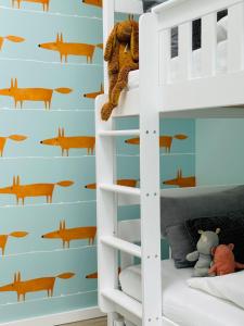Litera en habitación infantil con pared azul en Sievershof Poolloft, en Wietzendorf
