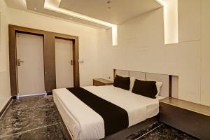 A bed or beds in a room at Galaxy Stay Hotel Near Delhi Airport