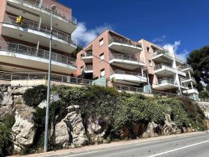 um edifício de apartamentos no lado de uma colina em Monte Carlo Vista - Vue Mer - Terrasse em Beausoleil