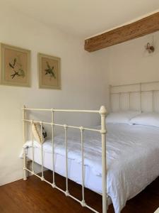 1 dormitorio con 1 cama blanca en una habitación en La bergerie en Quillan