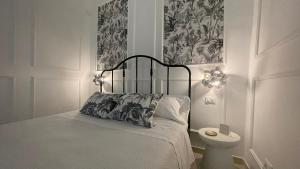 A bed or beds in a room at Santa Lucia Affittacamere